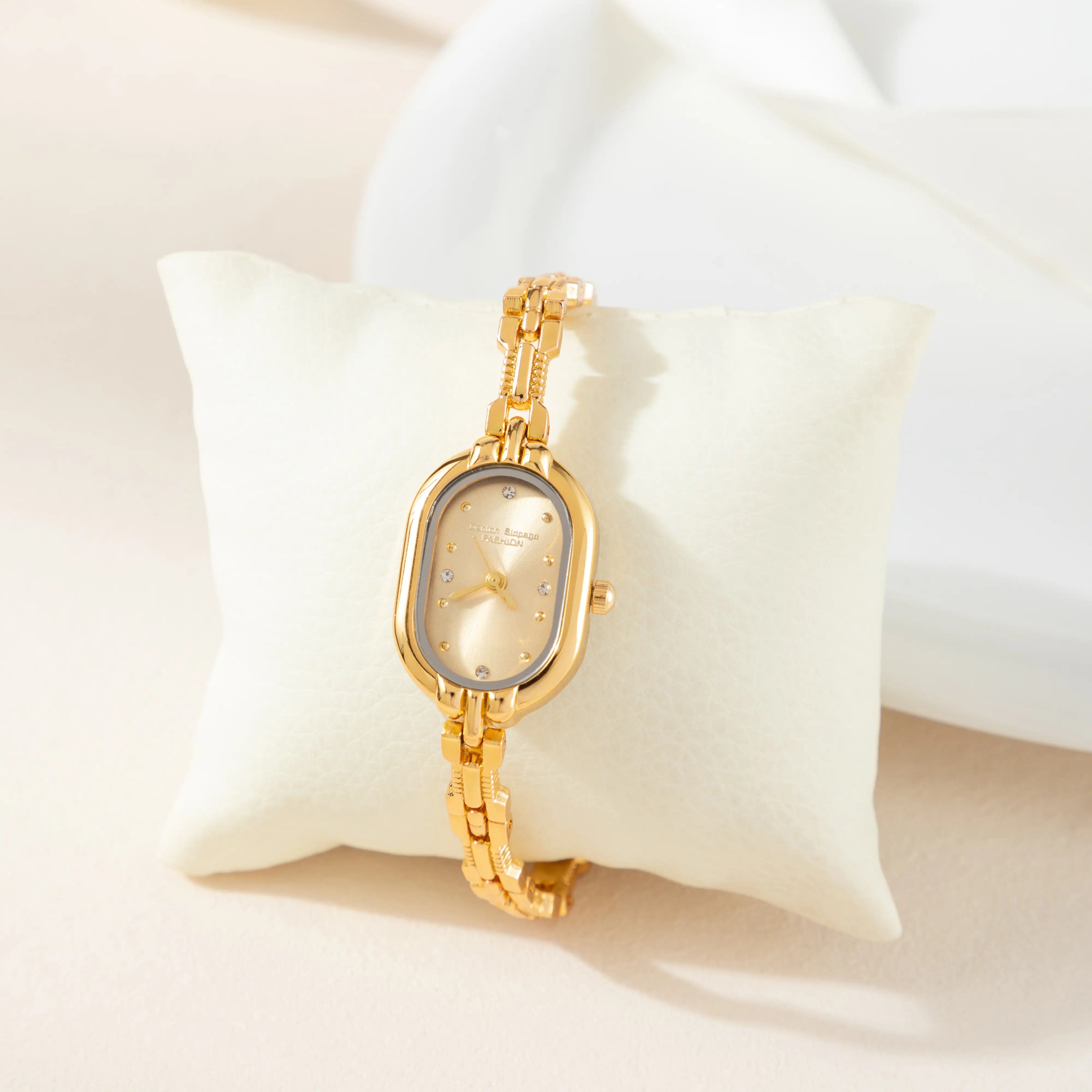 Viktoria – Guldur med oval klocka.