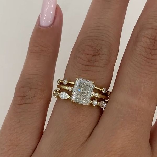 Nora – Ring med diamant i lagerdesign.