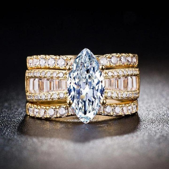 Verena – Ringset med kristall och gyllene detaljer.