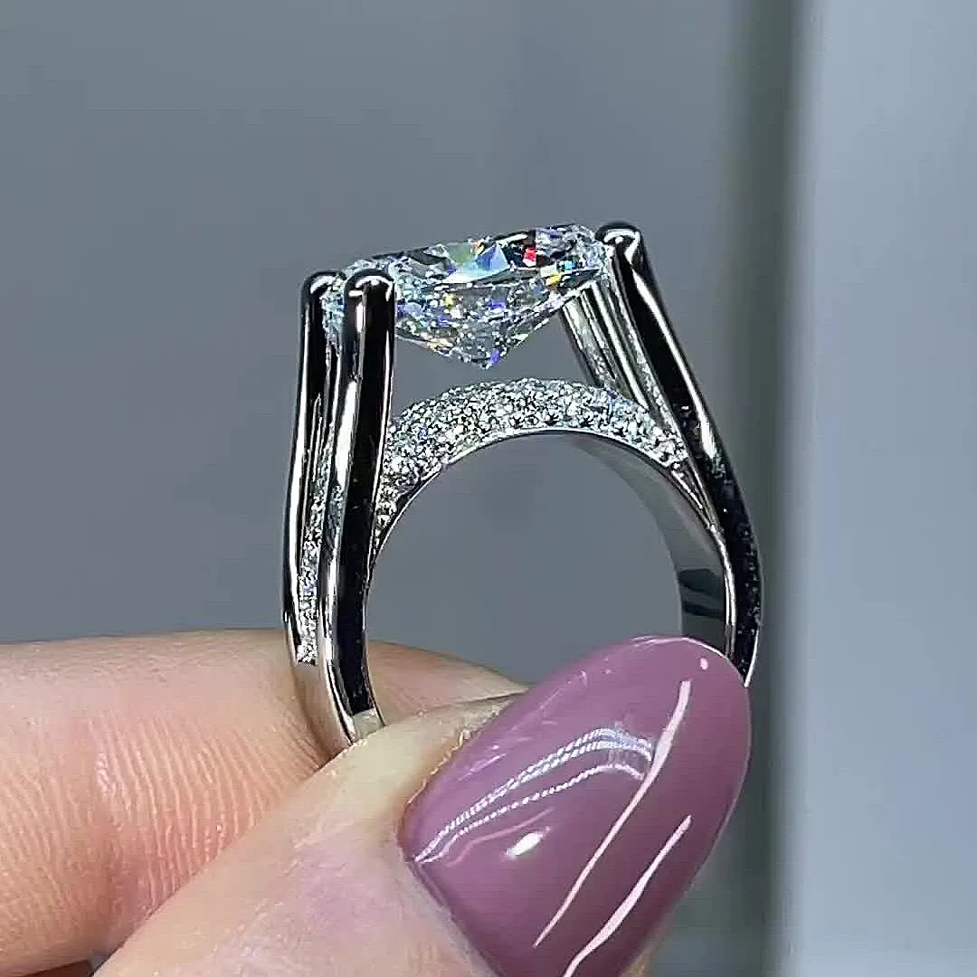 Victoria – Glittrande ring med sidodetaljer.