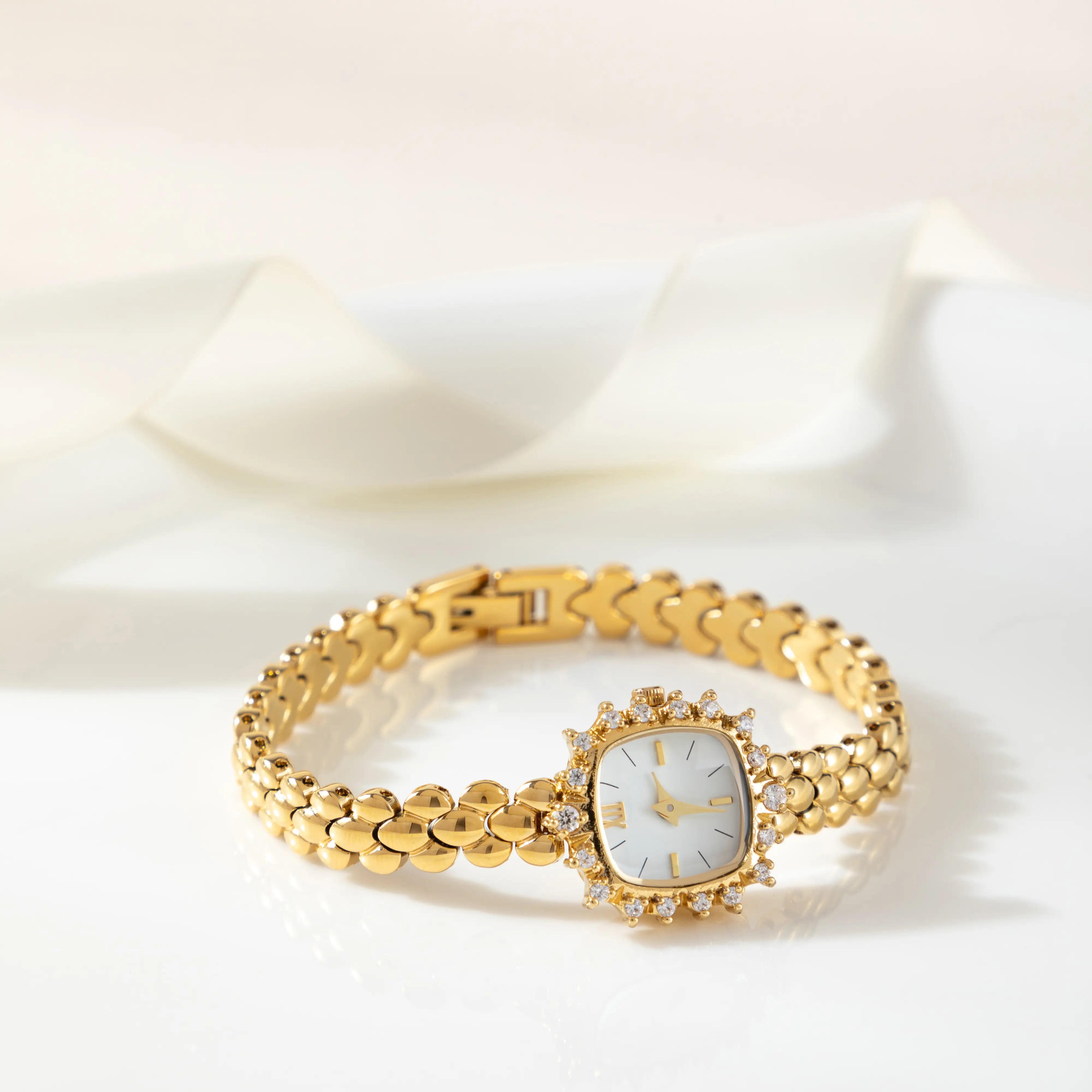 Isabella – Guld klocka med armband av kedjor.