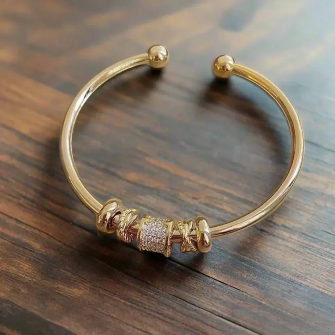 Nina - Justerbart guldarmband med charms