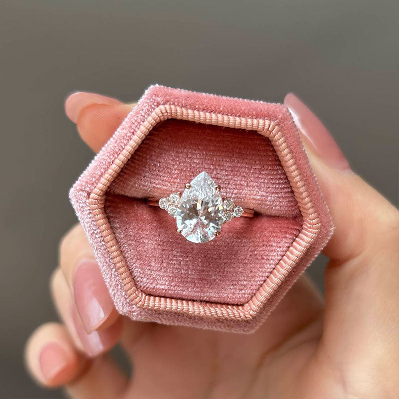 Klarissa – Ring med diamant i droppform med gyllene finish.