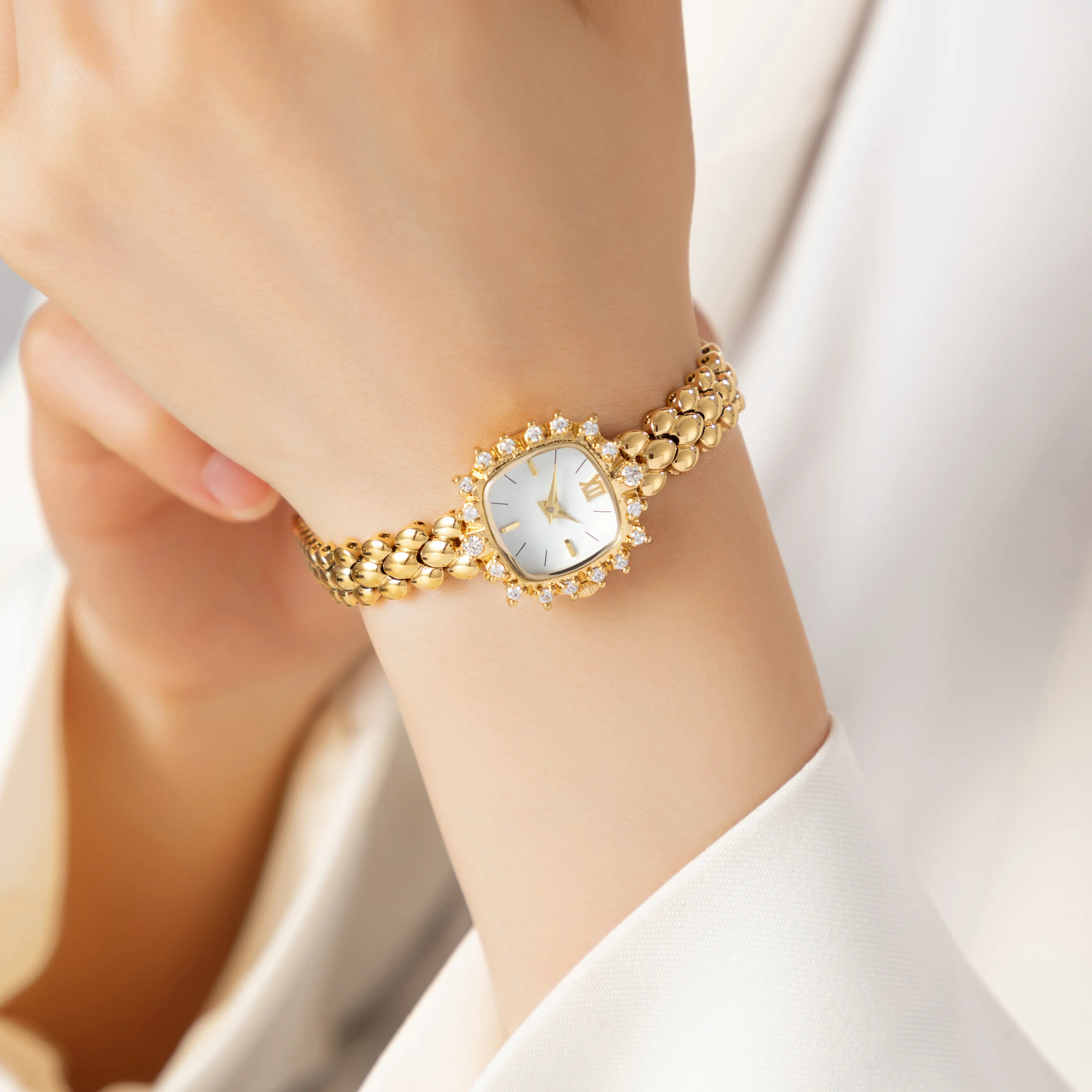 Isabella – Guld klocka med armband av kedjor.