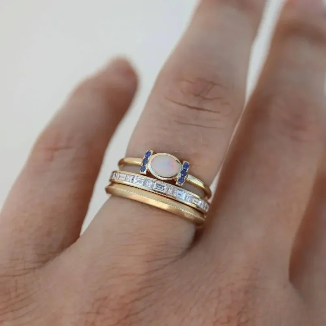 Tereza – Guld ring med glänsande opal och klara konturer.
