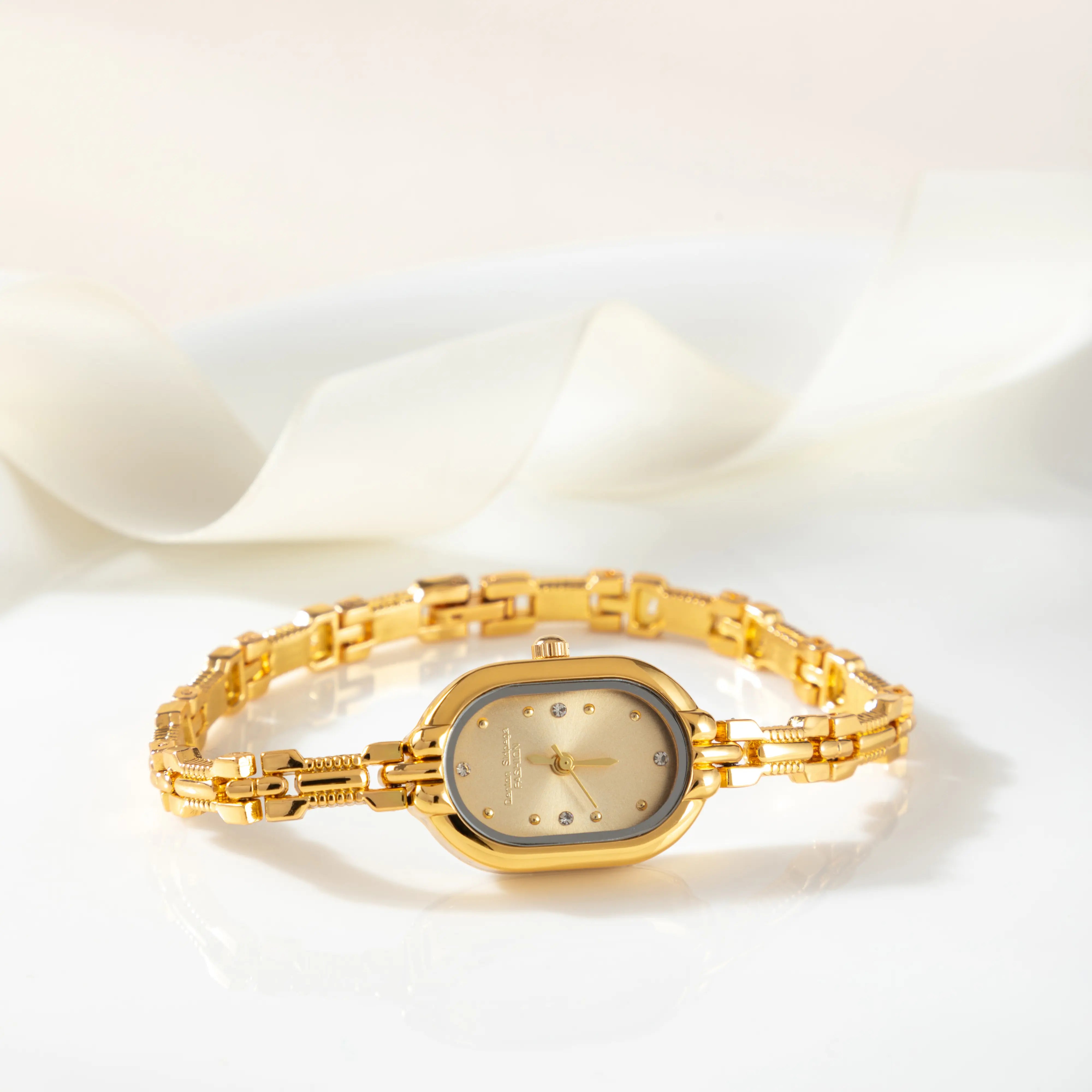 Viktoria – Guldur med oval klocka.