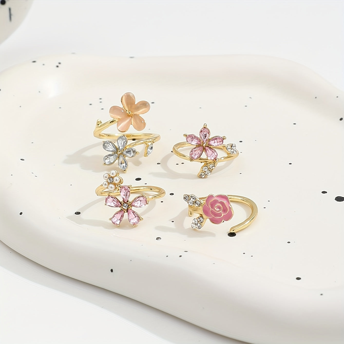 Ringkollektion i legering med strass och pärlor