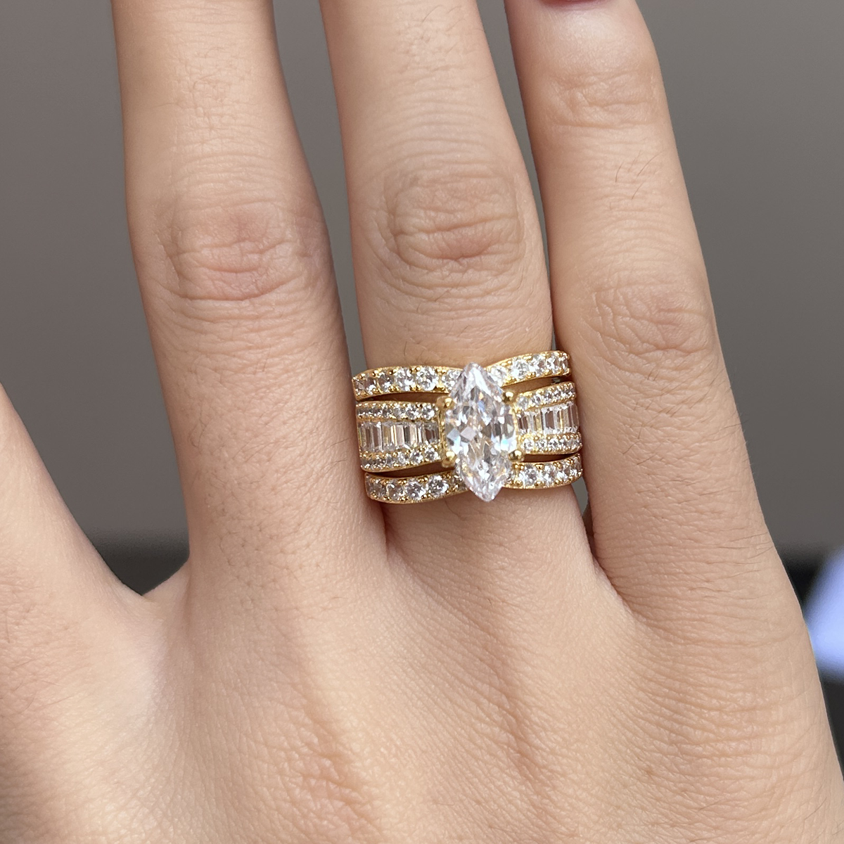 Verena – Ringset med kristall och gyllene detaljer.