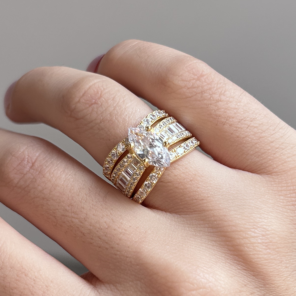 Verena – Ringset med kristall och gyllene detaljer.