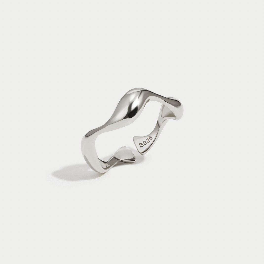 Tabea – Ring i silver med mjuka kurvor.