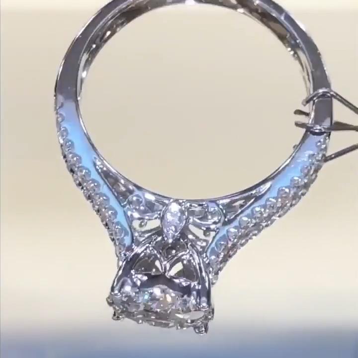 Beatrix – Dubbel ring med pavé-beläggning.