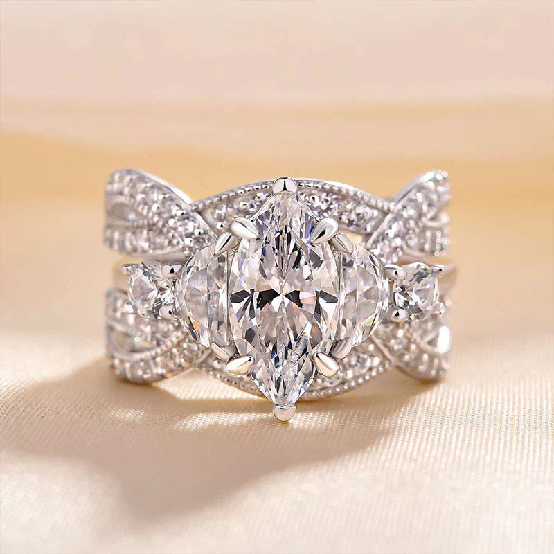 Emilia – Ring med en strålande diamant och rektangulär slipning.