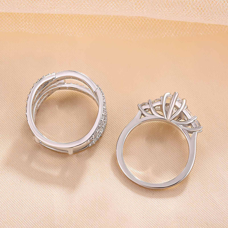 Emilia – Ring med en strålande diamant och rektangulär slipning.