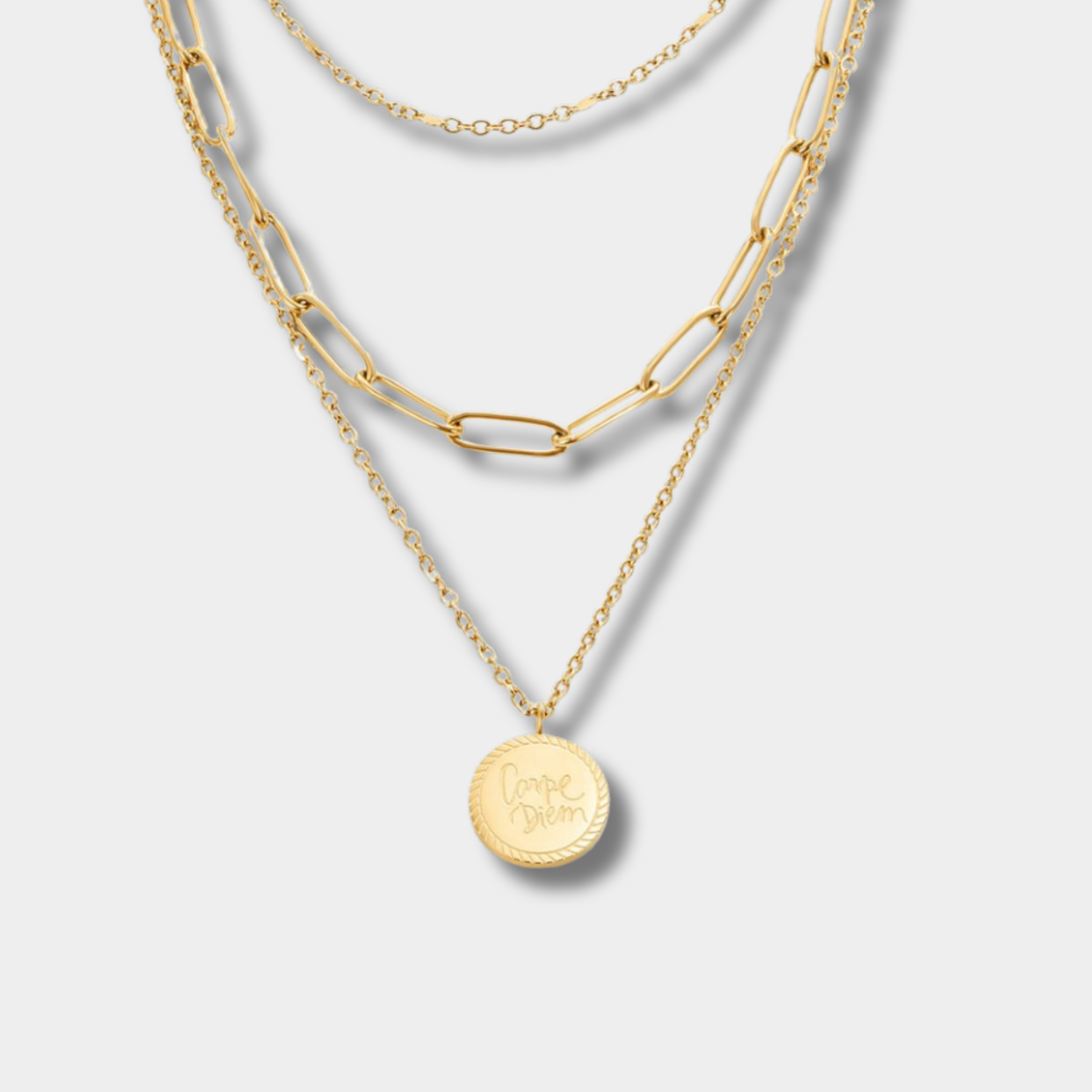 Lea – Flera nivåer av halsband i mjukt guld med eleganta linjer.