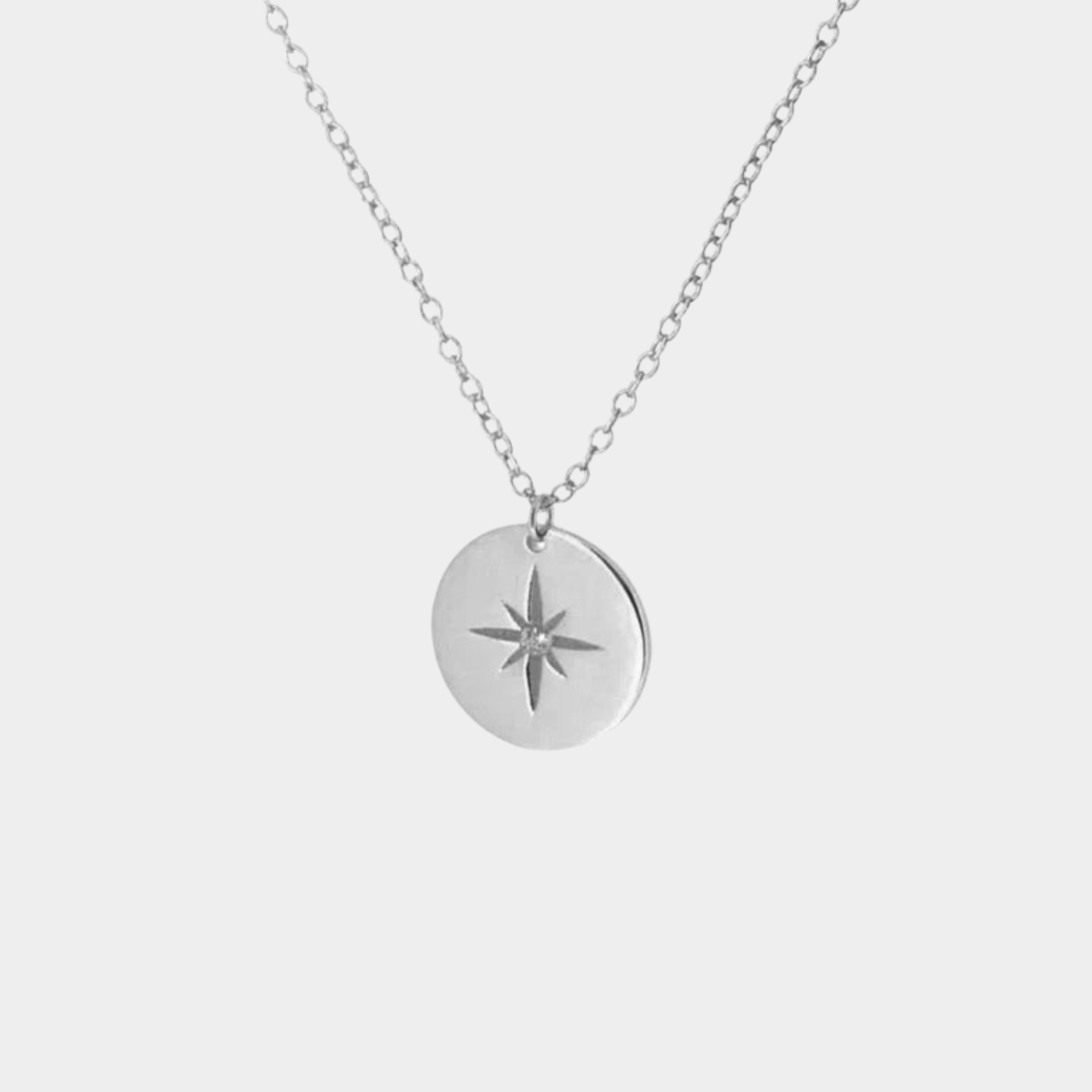 Sophie – Flerlagrat silverhalsband med distinkta hängande former.