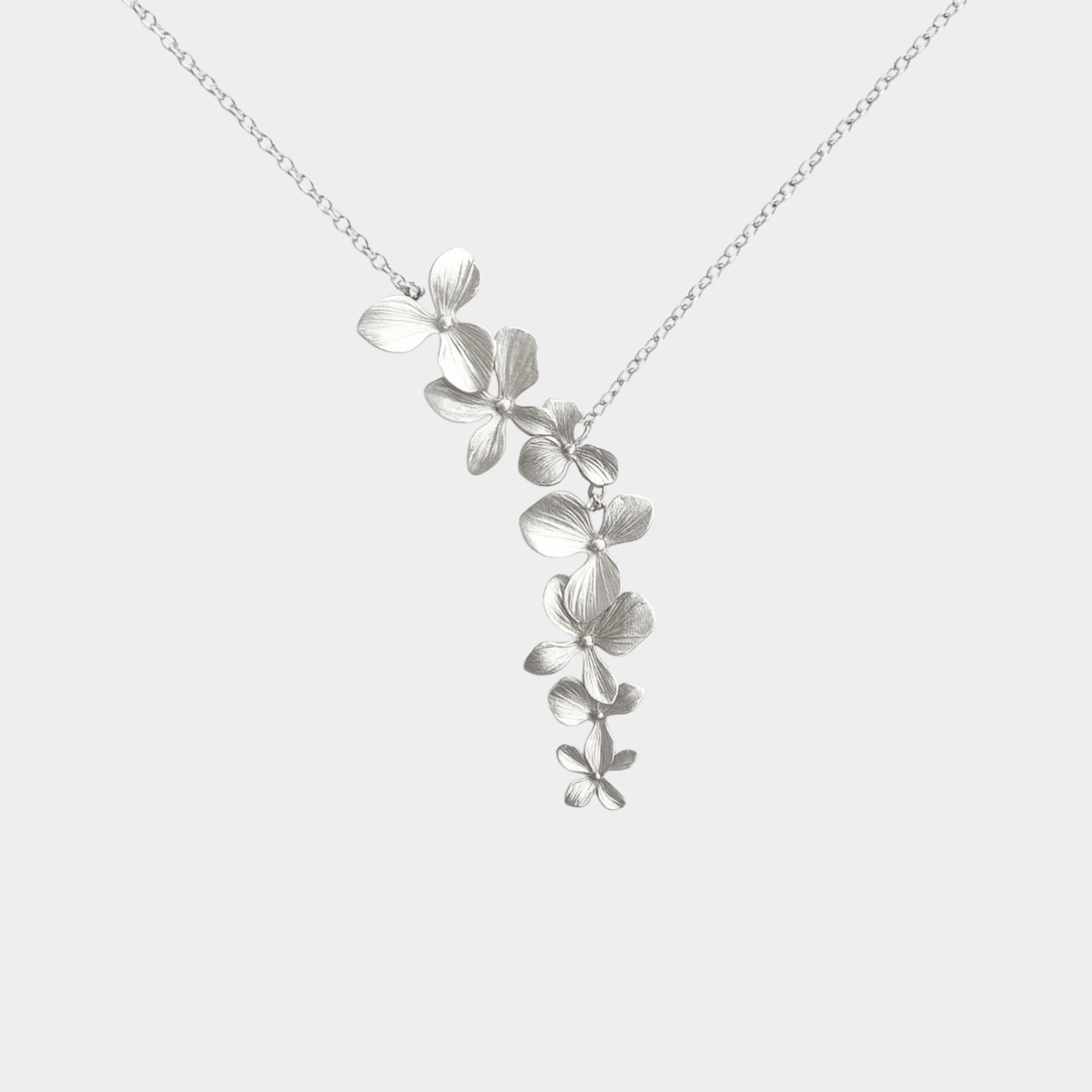 Stefani – Guldhalsband med diskret cirkeldesign.
