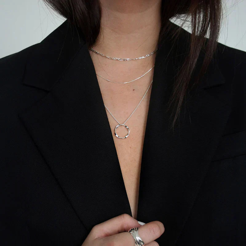 Tre-radigt öppet halsband