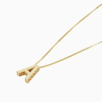 Halsband med kärleksinitialer