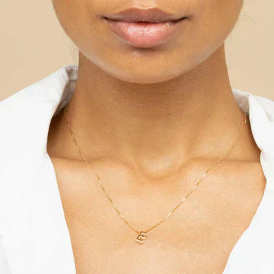 Halsband med kärleksinitialer
