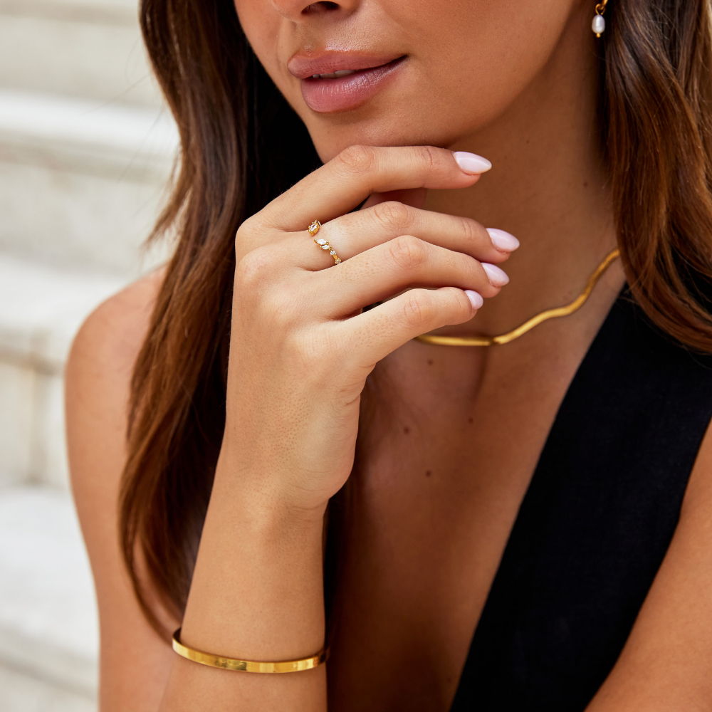 Johanna – Guld ring med öppen och böljande form.
