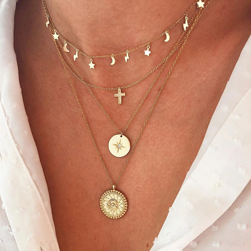Sophie – Flerlagrat silverhalsband med distinkta hängande former.