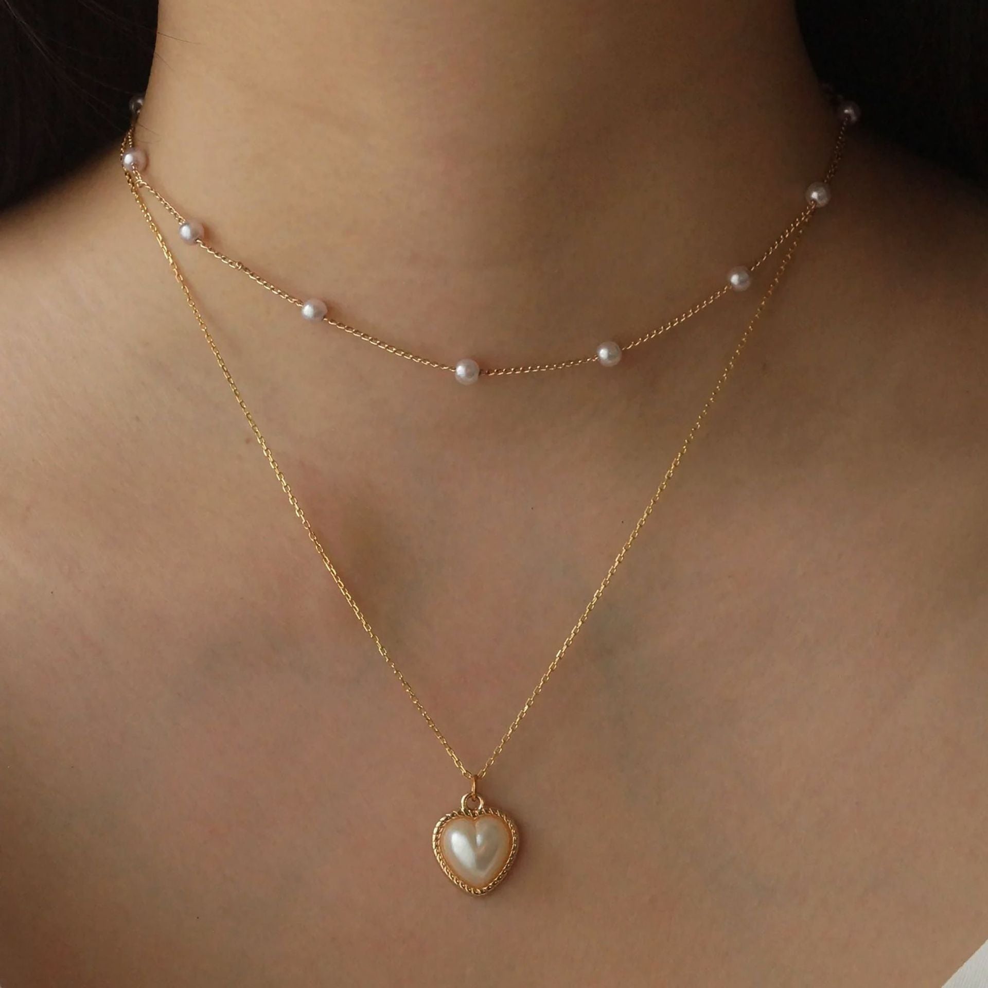 Viktorie – Guldhalsband med elegant hängande smycke.