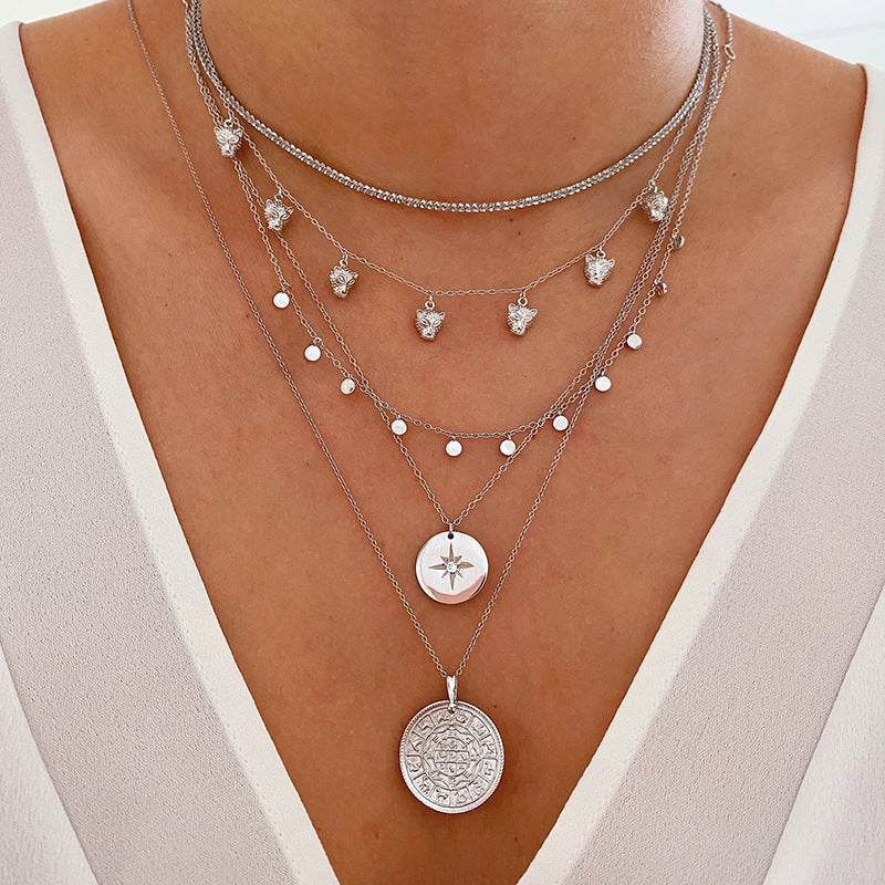 Sophie – Flerlagrat silverhalsband med distinkta hängande former.