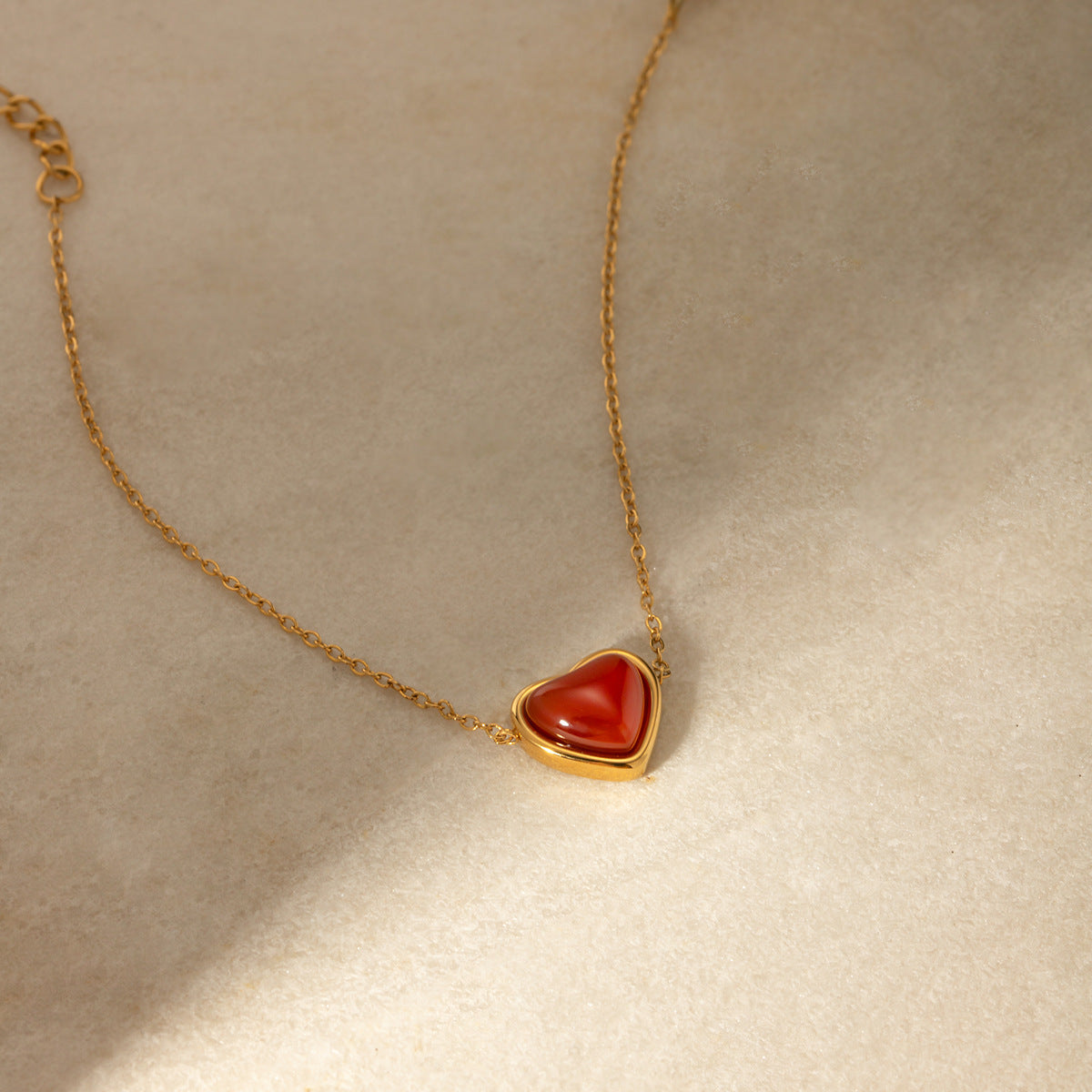 Marlena – Tunt halsband med hängande smycke i droppform.
