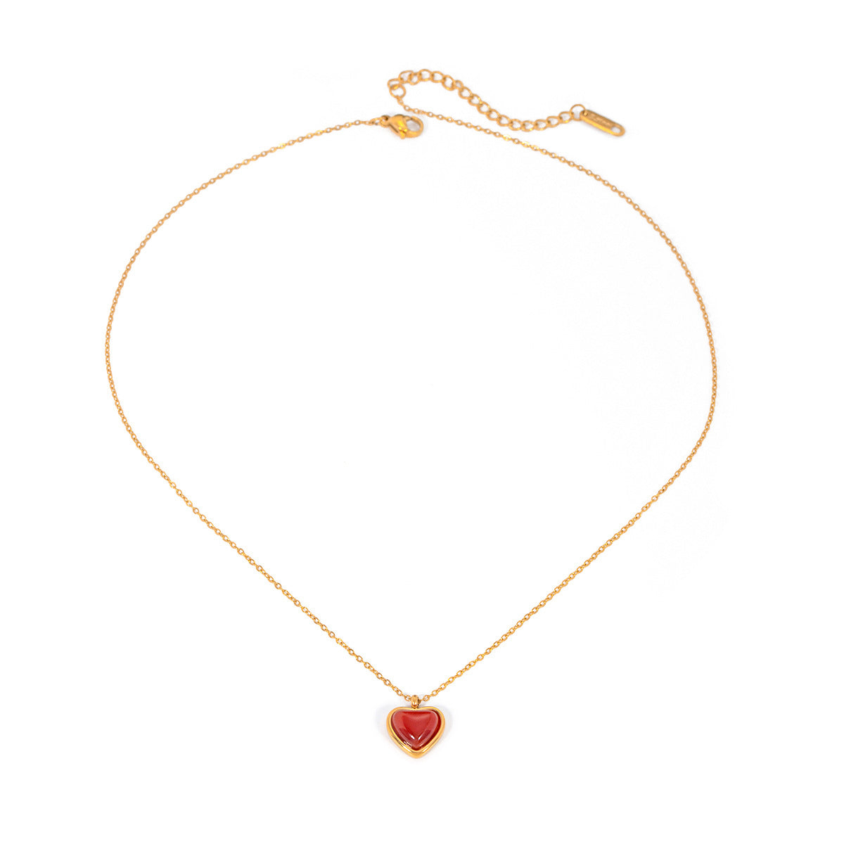Marlena – Tunt halsband med hängande smycke i droppform.