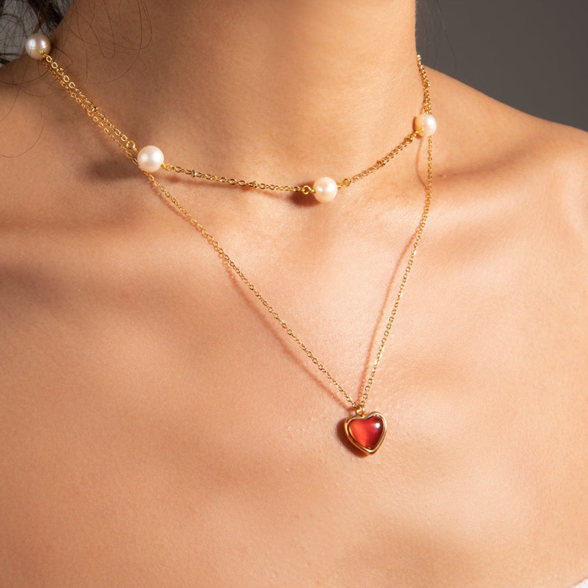 Marlena – Tunt halsband med hängande smycke i droppform.
