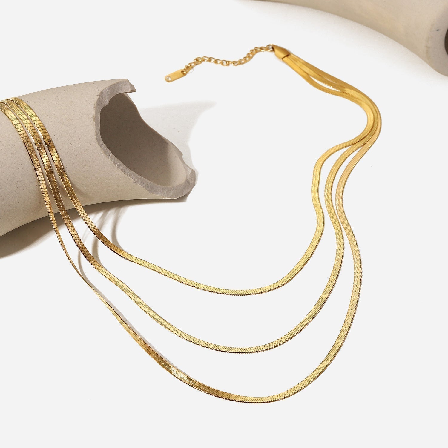 Sofi – Halsband med flera tunna lager i guld.