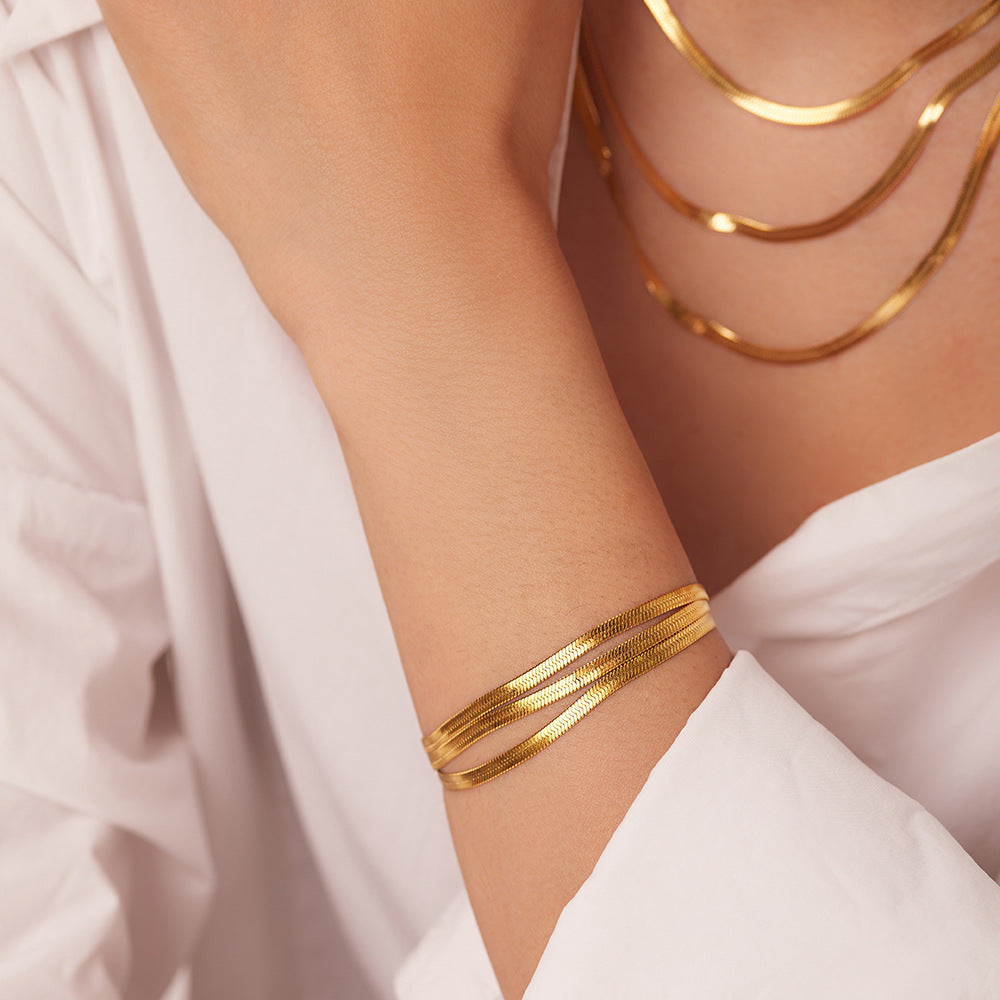 Sofi – Halsband med flera tunna lager i guld.