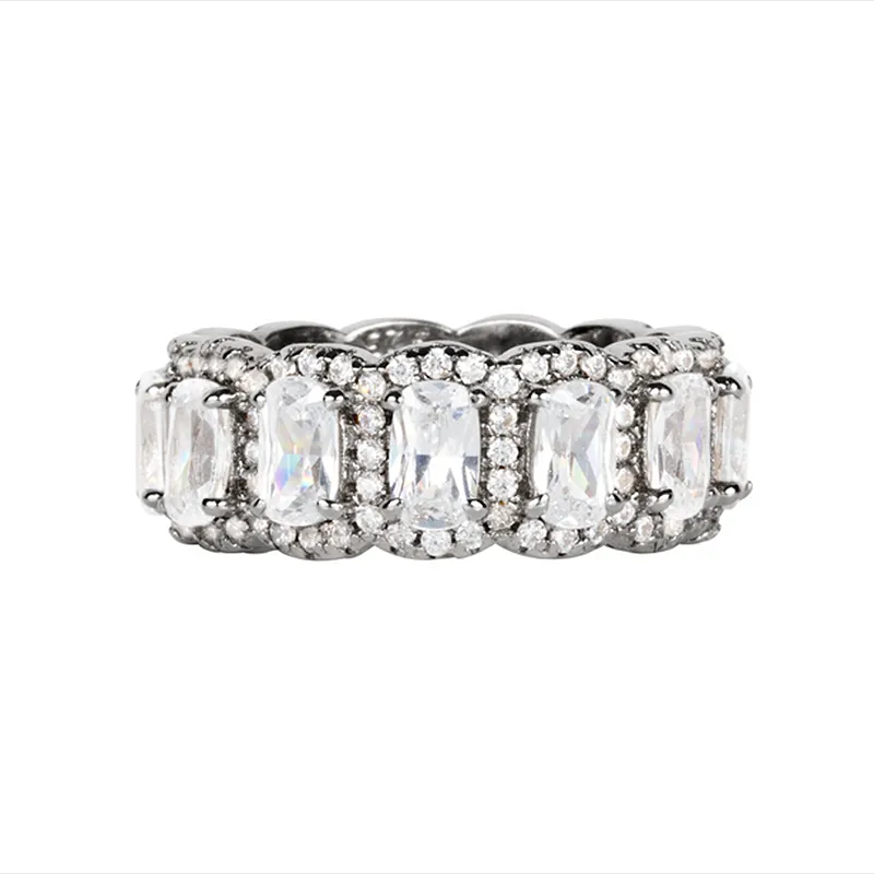 Leona – Diamantring med tre strålande rader.