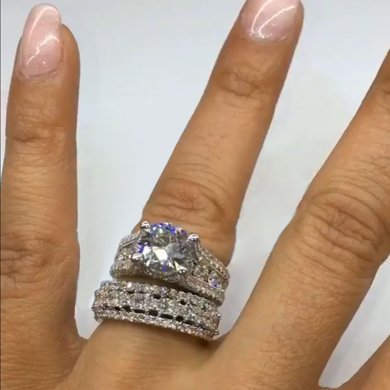Bred ring med diamant och glänsande yta.