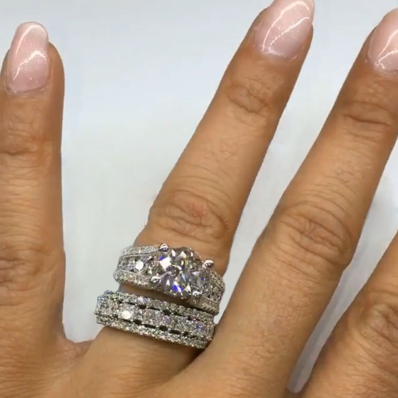 Bred ring med diamant och glänsande yta.
