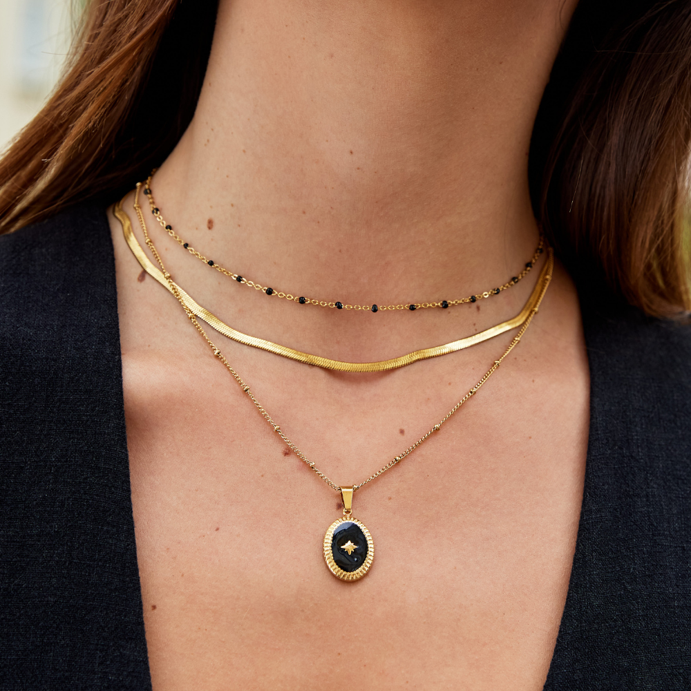 Elisa-Marie – Halsband i guld med mjuk kurva.