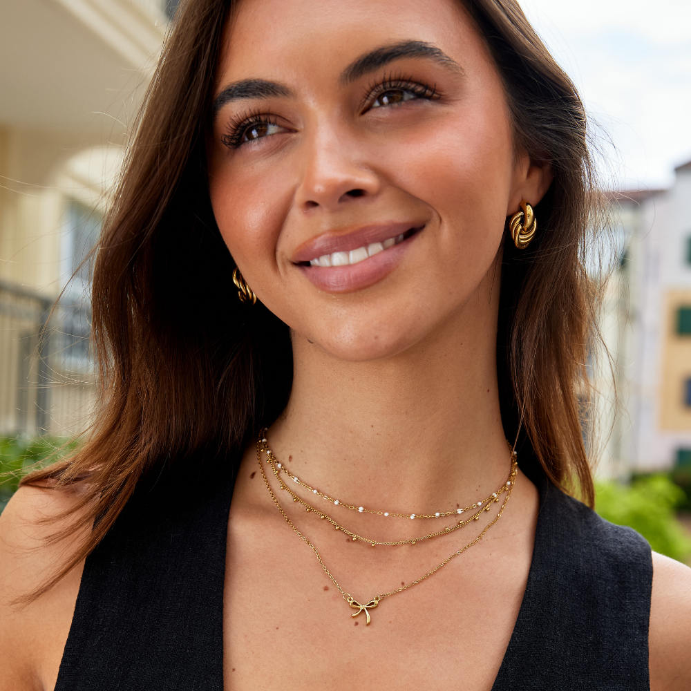 Milena – Kort halsband med slät yta.