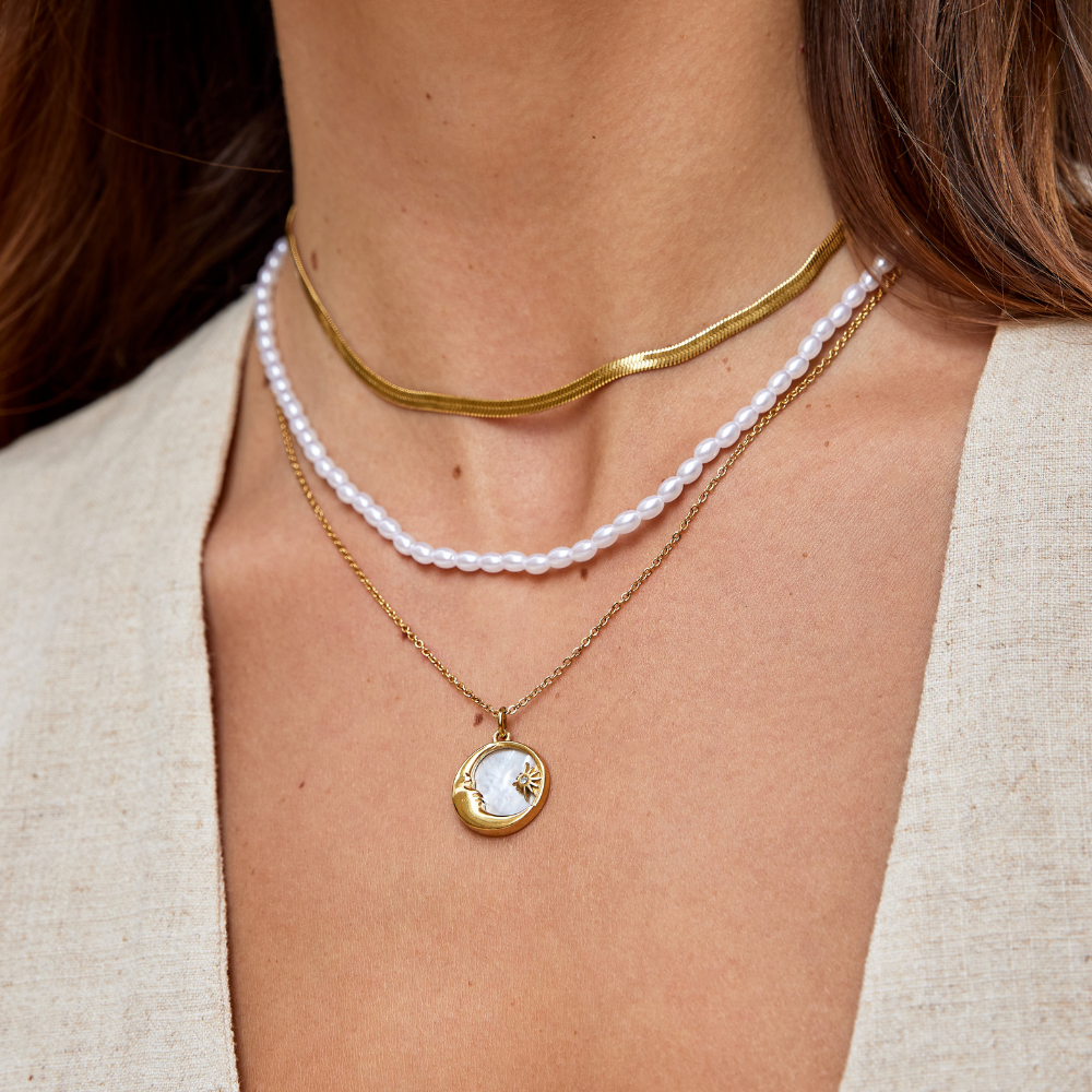 Elisa-Marie – Halsband i guld med mjuk kurva.