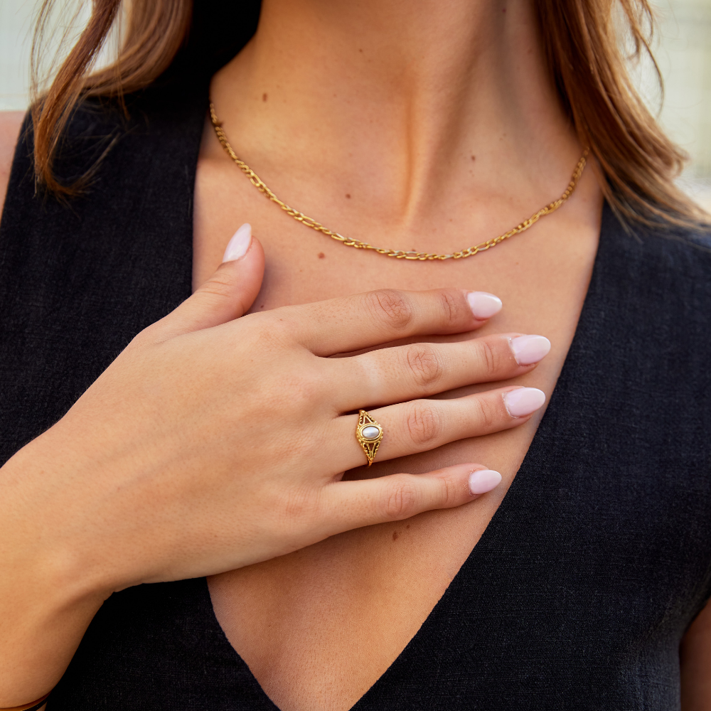 Nora – Guld ring med böljande linje.