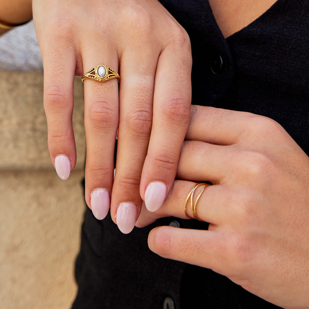 Nora – Guld ring med en böjd linje.