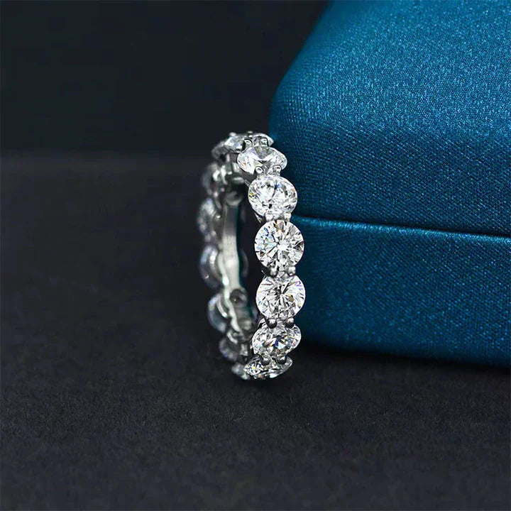 Iris – Ring med diamant och oval sten.