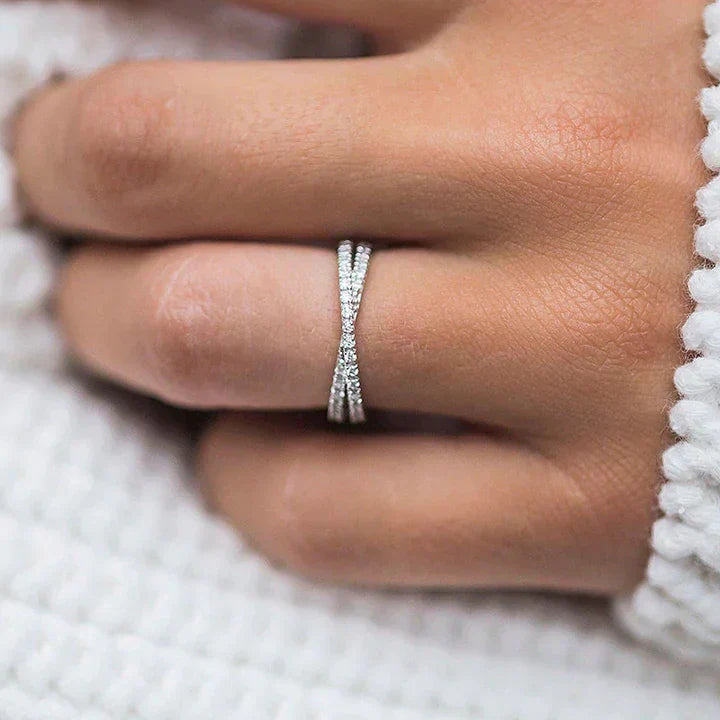 Iris – Ring med diamant och oval sten.