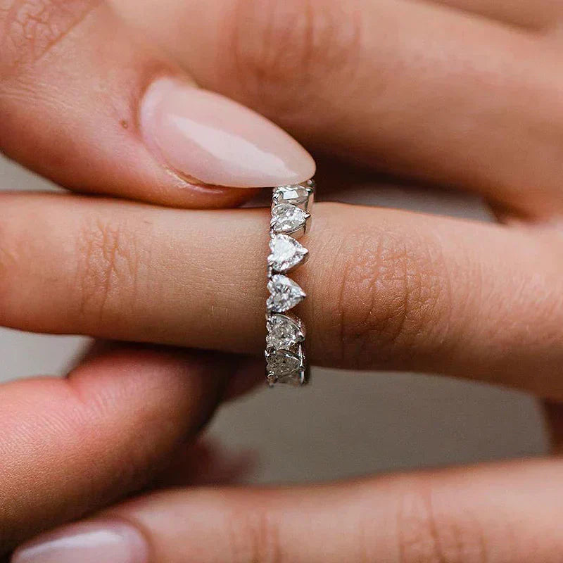 Fiona – Diamantring med en tunn, glittrande kant.