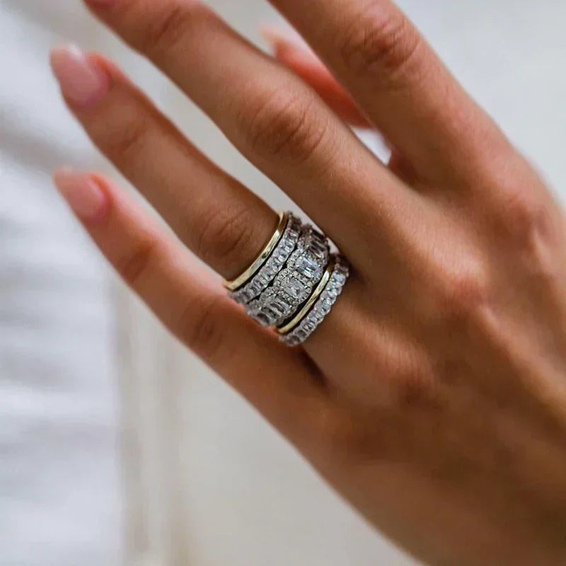 Leona – Diamantring med tre strålande rader.