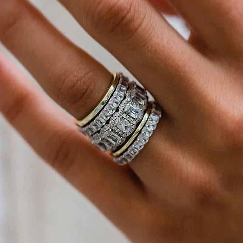 Leona – Diamantring med tre strålande rader.
