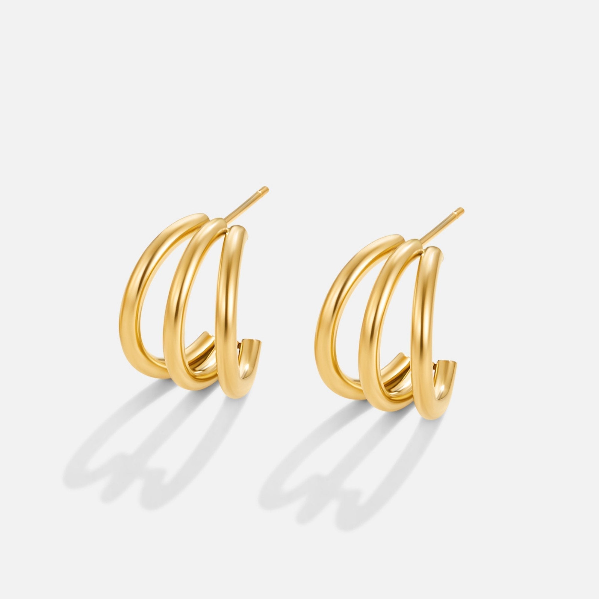 Eleni – Mini cirkulära örhängen i guld med textur.