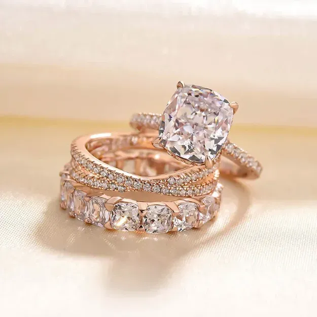 Iris – Ring med diamant och oval sten.