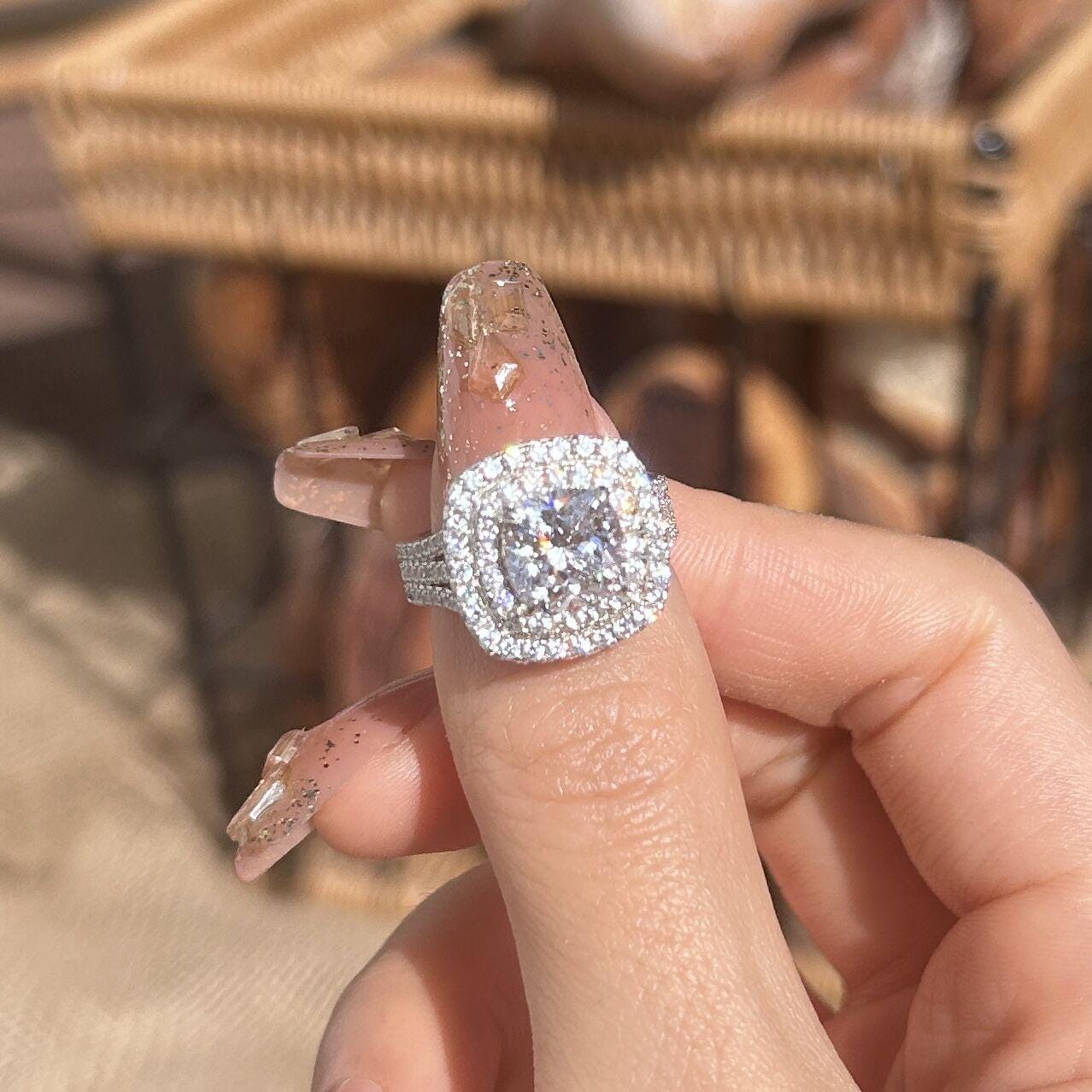 Frieda – Enklare ring med rund sten.