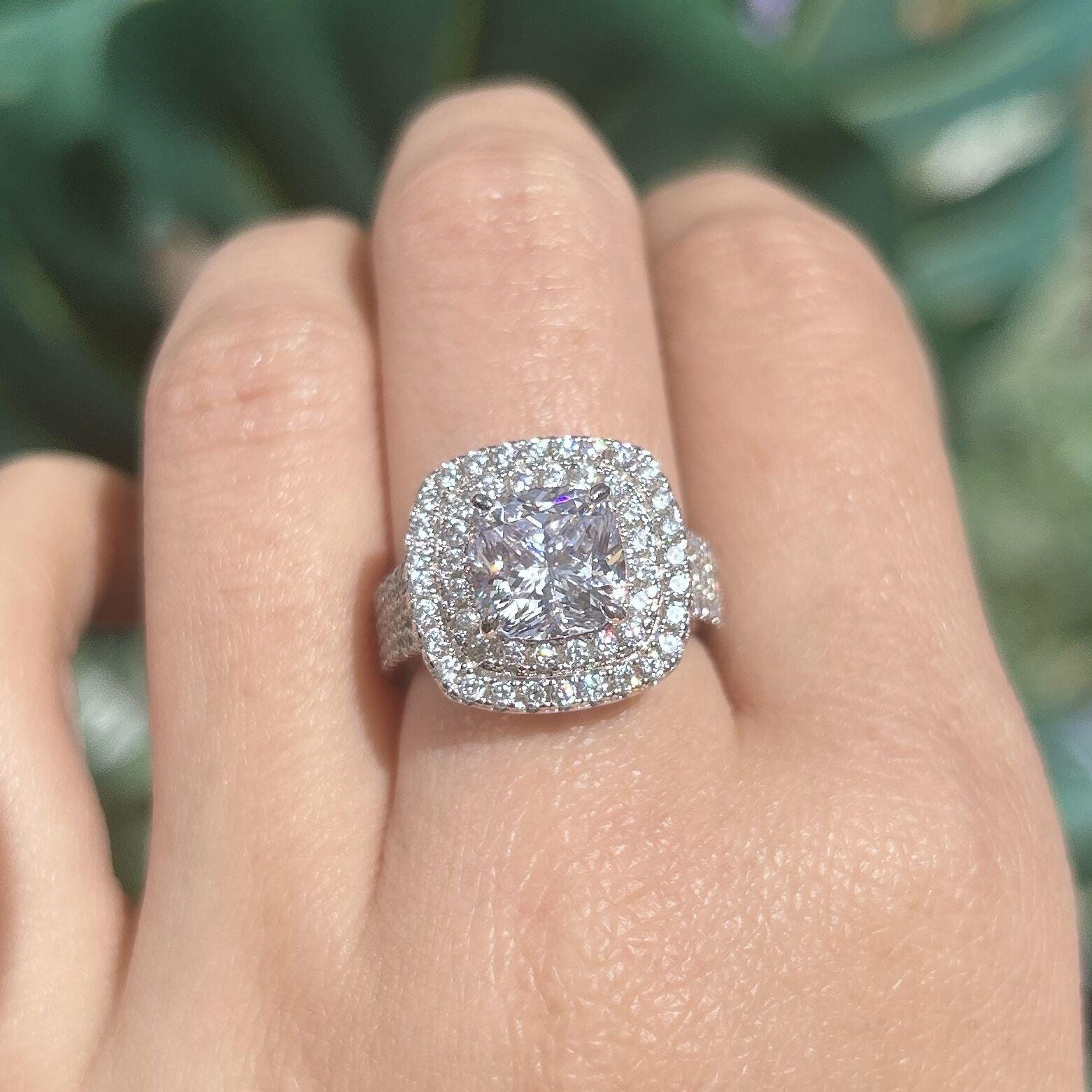 Frieda – Enklare ring med rund sten.