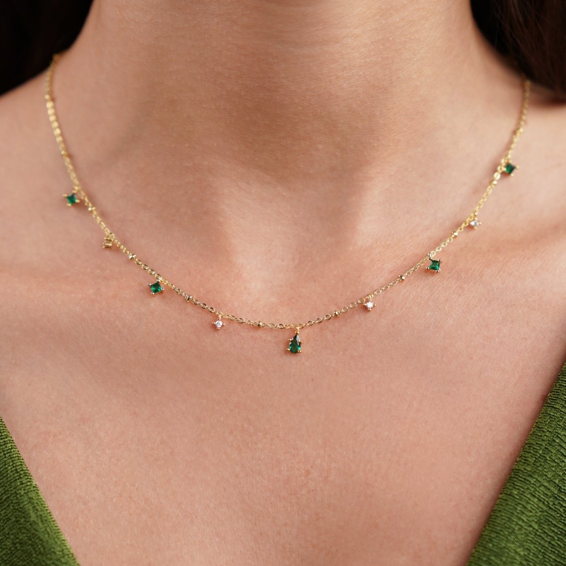 Martha – Guldhalsband med grön hänge.